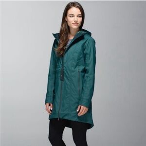 Lululemon size 8 Women's Rain Rebel green hooded rain ☔️ jacket